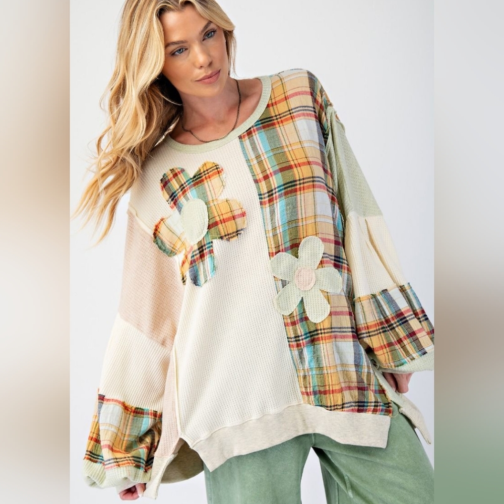 EASEL PLAID MIX DAISY PATCH OVERSIZED KNIT TOP In Natural Sage